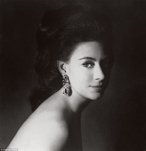 Princess Margaret poses topless for Lord Snowdon in The Crown。